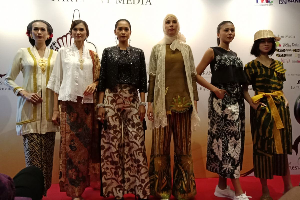 Sesi mini fashion show pada konferensi pers Mahakarya Borobudur 2018: Indonesia Berkain di restoran Meradelima, Jakarta Selatan, Rabu (21/3/2018).