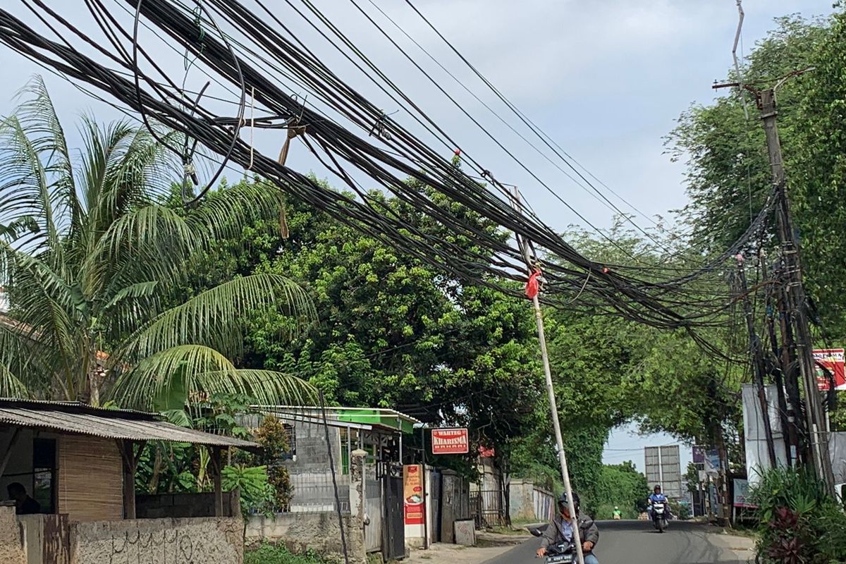 Pemandangan kurang mengenakan di Jalan Mujair Raya, Bambu Apus, Tangerang Selatan. Terlihat bambu dengan panjang kurang lebih tiga meter menopang kabel yang semrawut. 
