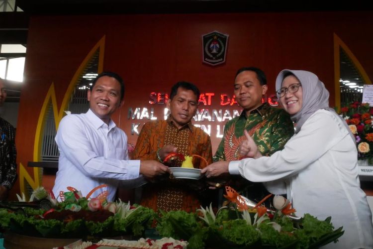 Bupati Lumajang Thoriqul Haq dan Wakil Bupati Lumajang Indah Amperawati saat meresmikan MPP, Sabtu (24/9/2022).