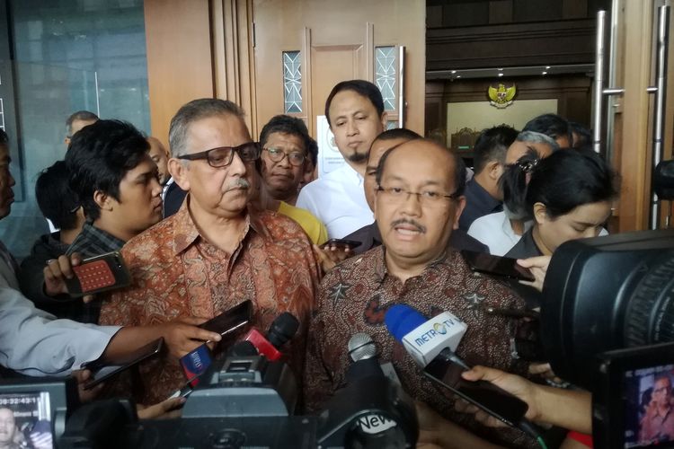 Mantan Direktur Utama PT PLN Sofyan Basir (kiri) dan penasihat hukumnya Soesilo Aribowo di Pengadilan Tindak Pidana Korupsi, Jakarta, Senin (7/10/2019).