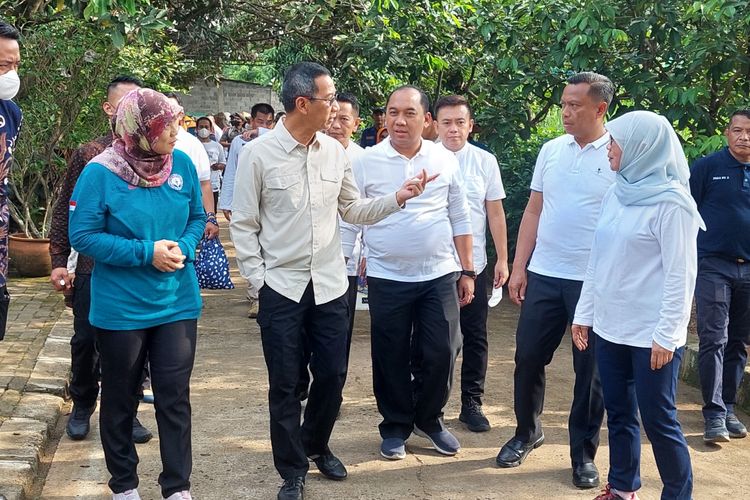 Penjabat (Pj) Gubernur DKI Jakarta Heru Budi Hartono saat berkeliling Agri Edu Wisata (AEW) Ragunan, Pasar Minggu, Jakarta Selatan, Jumat (13/1/2023).