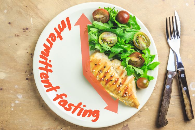 Intermittent fasting adalah jenis diet yang mendukung defisit kalori dan perubahan hormonal yang mendorong penurunan berat badan. Pengaruh intermittent fasting untuk pasien diabetes.