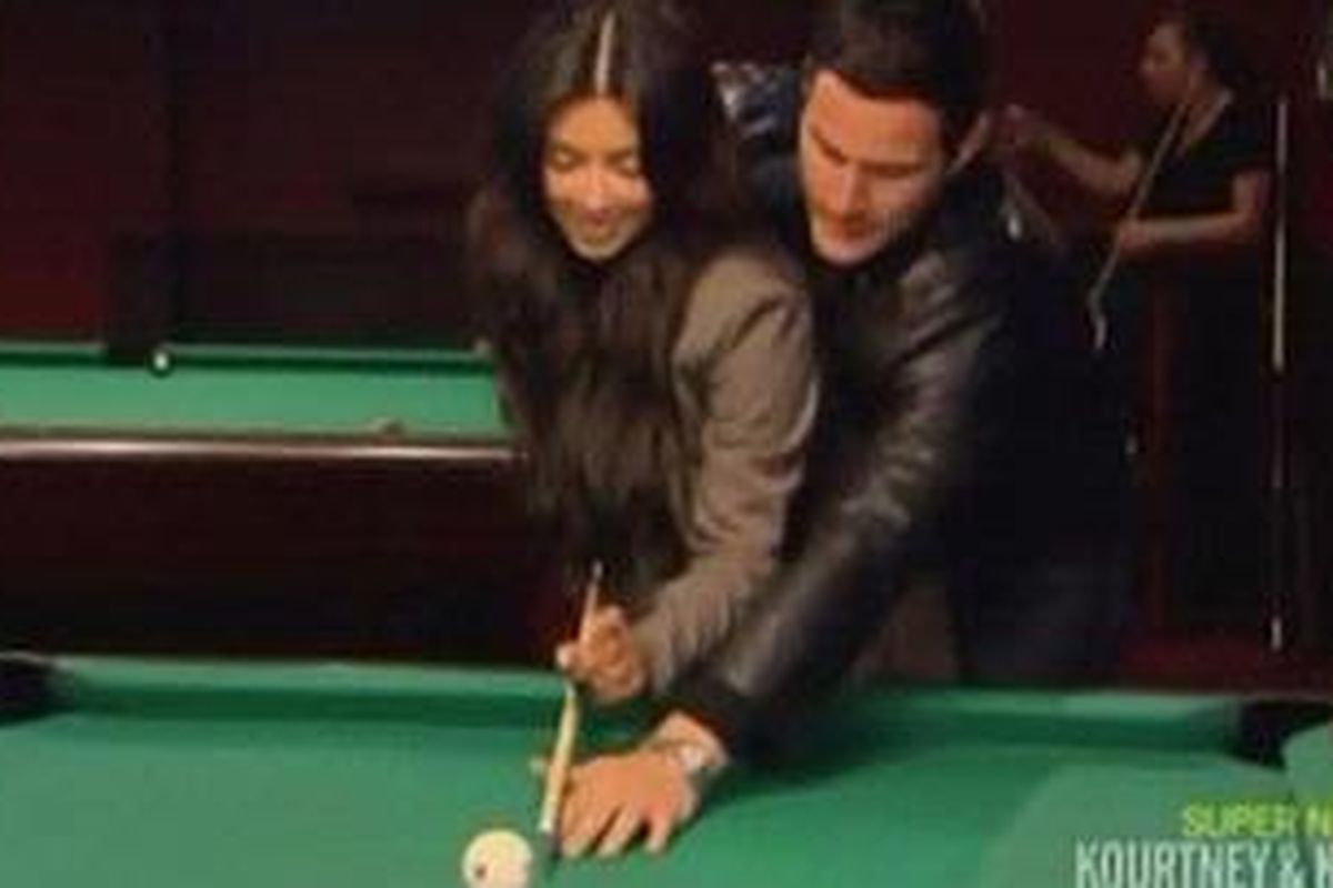 Kim Kardashian dan Shengo Deane tampil mesra saat bermain biliar. Ini merupakan bodyguard-nya yang dipacari Kim, sebelum menjalin hubungan dengan Kris Humphries.