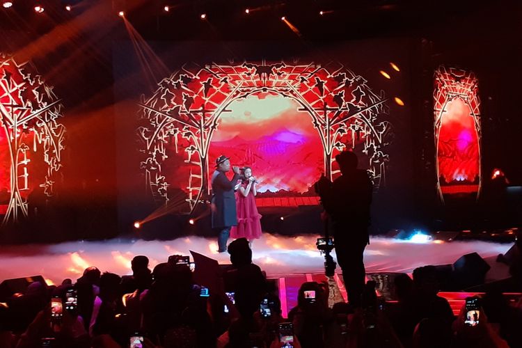 Virgoun dan Lyodra tampil di babak Spektakuler Show Top 4 Indonesian Idol X, di Studio RCTI, kawasan Kebon Jeruk, Jakarta Barat, Senin (10/2/2020).