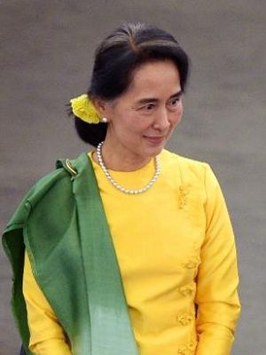 Aung San Suu Kyi mendapatkan sambutan hangat dari Presiden Parlemen Eropa Martin Schulz di markas parlemen Eropa di Strasbourg, Perancis, saat penyerahan hadiah Sakharov yang diperoleh Suu Kyi pada 1990.