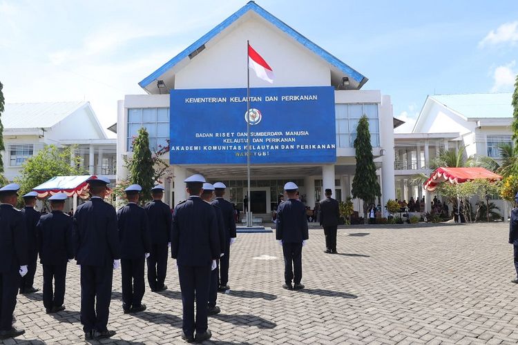 Kementerian Kelautan dan Perikanan (Kementerian KP) melalui Badan Riset dan Sumber Daya Manusia Kelautan Dan Perikanan (BRSDM) melantik 52 calon taruna dan taruni Akademi Komunitas Kelautan dan Perikanan (AKKP) Wakatobi) Angkatan VI Tahun Akademik 2022/2023, Senin (12/12/2022). 