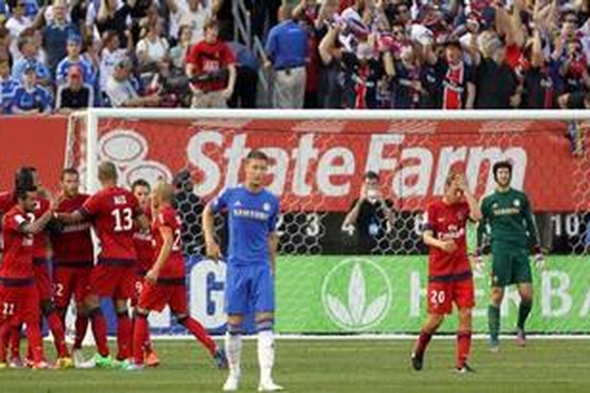 Para pemain Paris Saint-Germain merayakan gol pertama mereka ke gawang Chelsea FC dalam laga persahabatan di Stadion Yankee di Bronx, New York, Minggu (22/7/2012).