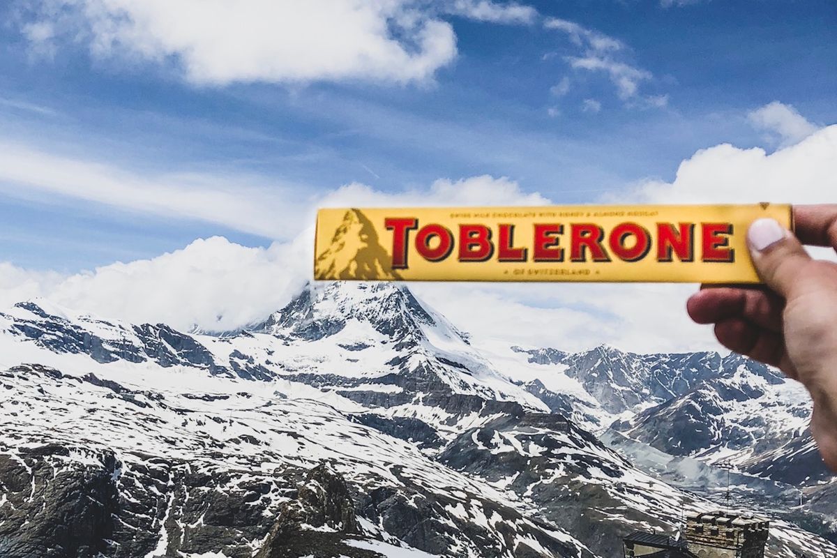 Logo cokelat Toblerone diambil dari visual gunung yang berlokasi di Swiss.