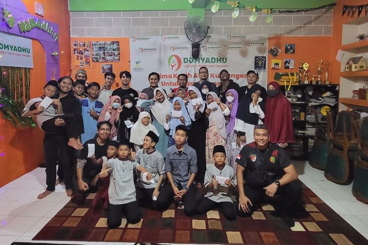 Komunitas pecinta supermoto menggelar baksos di bulan Ramadhan