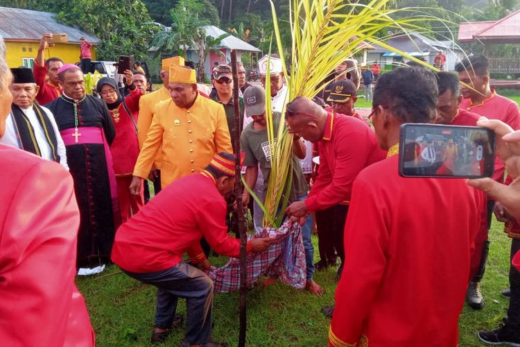 Dua desa di kecamatan Kei Besar kabupaten Maluku Tenggara yang sempat berkonflik sepakat berdamai, Sabtu (18/12/2022). Kesepakatan damai kedua desa ditandai dengan upacara sasi adat perdamaian dan doa bersama