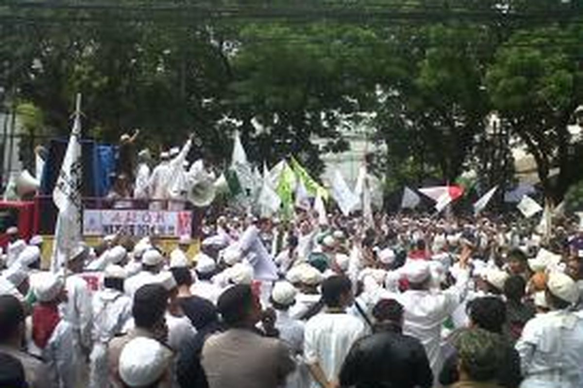 Massa Gerakan Masyarakat Jakarta (GMJ) berunjuk rasa di depan Gedung DPRD DKI Jakarta, Jalan Kebon Sirih, Jakarta Pusat, Senin (10/11/2014).