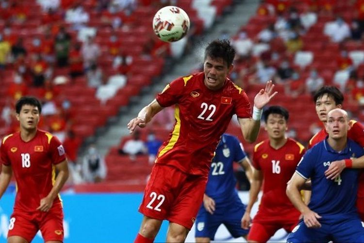 Striker Vietnam, Nguyen Tien Linh, menyundul bola sepak pojok Thailand di babak kedua pada leg pertama semifinal Piala Suzuki AFF 2020 di Stadion Nasional pada 23 Desember 2021. Terdekat, Vietnam dan Thailand akan kembali bertanding pada leg kedua final Piala AFF 2022. Leg 2 Thailand vs Vietnam dijadwalkan berlangsung di Stadion Thammasat pada Senin (16/1/2023) malam WIB. Artikel ini berisi jadwal Piala Asia 2023.