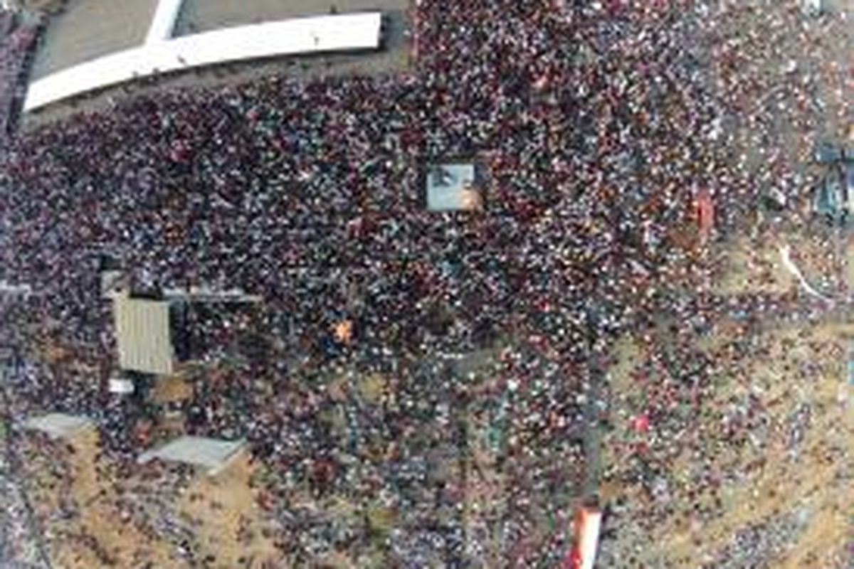 Acara Syukuran Rakyat Salam 3 Jari di Monumen Nasional, Jakarta Pusat, Senin (20/10/2014). 