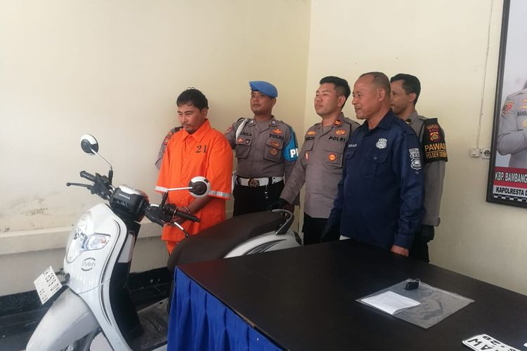Polsek Denpasar Utara saat merilis pengungkapan kasus pencurian yang dilakukan IKS, pada Selasa (3/10/2023)