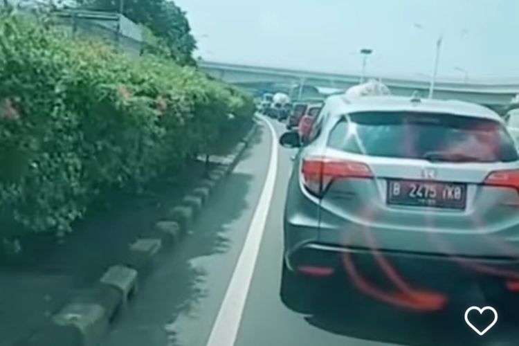 Sebuah video memperlihatkan ambulans yang tengah melaju di jalan tol dihalangi mobil pribadi di Jalan Tol Cawang, Jakarta Timur. Dinarasikan, ambulans itu sedang membawa pasien yang hendak operasi menuju Rumah Sakit (RS) Dharmais, Jakarta Barat, pada Senin (28/3/2022).
