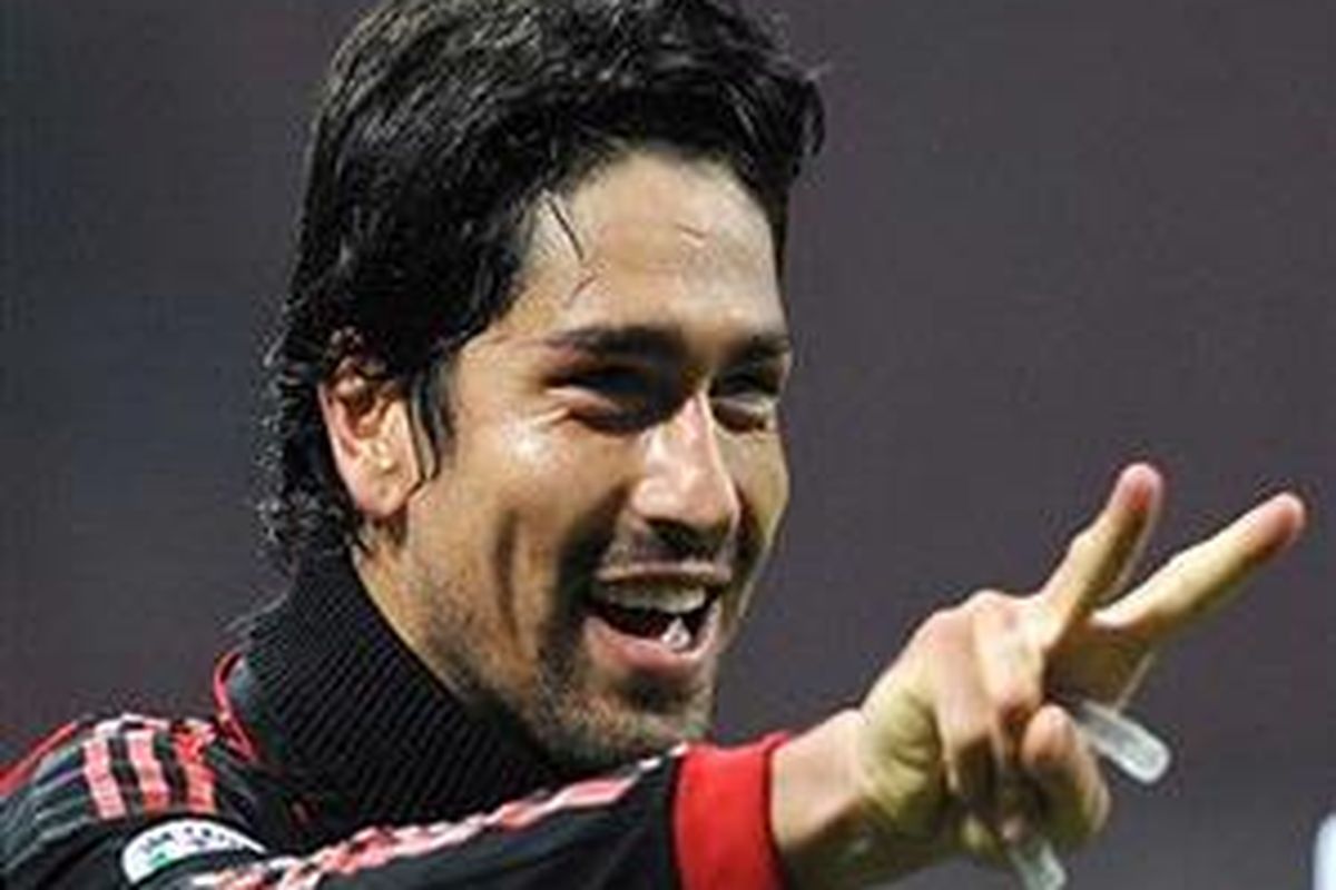 Penyerang AC Milan, Marco Borriello, bisa tersenyum cerah lagi setelah sempat frustrasi.