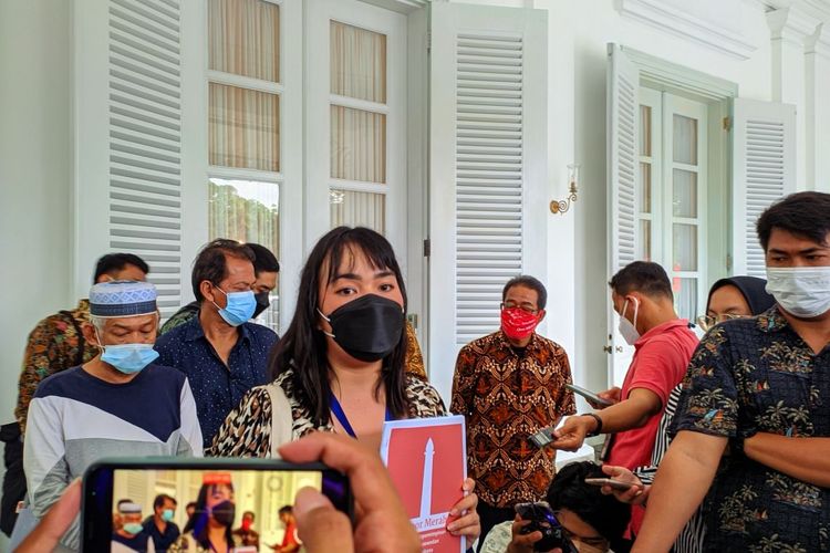 Pengacara LBH Jakarta Jeanny Silvia saat menyerahkan catatan rapor merha 4 tahun kepemimpinan Gubernur DKI Jakarta Anies Baswedan di Balai Kota DKI Jakarta, Senin (18/10/2021)