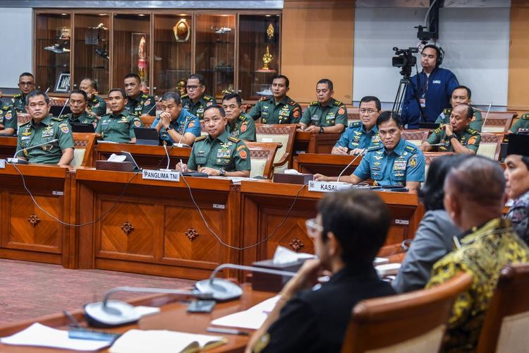 Panglima TNI Jenderal TNI Agus Subiyanto (tengah), bersama KSAD Jenderal TNI Maruli Simanjuntak (kiri), KSAL Laksamana TNI Muhammad Ali (kanan) mengikuti rapat kerja dengan Komisi I DPR di Kompleks Parlemen, Senayan, Jakarta, Kamis (21/3/2024). Raker tersebut terkait kesiapan TNI dalam mendukung pengamanan Hari Raya Idul Fitri tahun 2024 dan Pilkada Serentak tahun 2024. ANTARA FOTO/Galih Pradipta/aww.