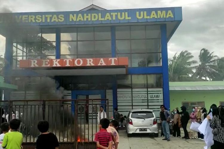 Sejumlah mahasiswa Universitas Nahdlatul Ulama (UNU) Gorontalo menggelar unjuk rasa menuntut penghapusan dugaan pungutan liar. Mereka membakar ban bekas di depan gedung rektorat.