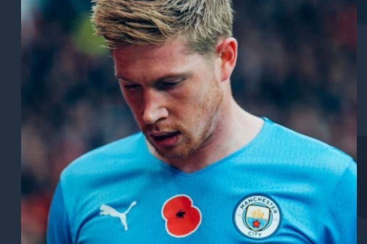 Kevin de Bruyne mengenakan jersey home Manchester City 2021-2022 dengan lambang bunga poppy di dada dalam laga Man United vs Man City, Sabtu (6/11/2021) malam WIB di Stadion Old Trafford.