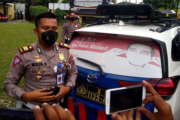 Kasatlantas Polres Blitar Kota AKP Mulya Sugiharto menjawab pertanyaan wartawan di samping mobil INCAR, Kamis (19/5/2022)