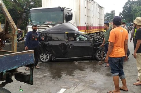 Kecelakaan Karambol di Turunan Banyumanik Libatkan Truk Tronton, 2 Mobil Ringsek