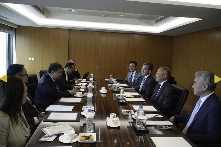 Menteri Koordinator Bidang Perekonomian RI, Airlangga Hartarto menemui CEO Hyundai Motor Group Euisun Chung di Seoul, Korea Selatan, Senin (20/5/2024).