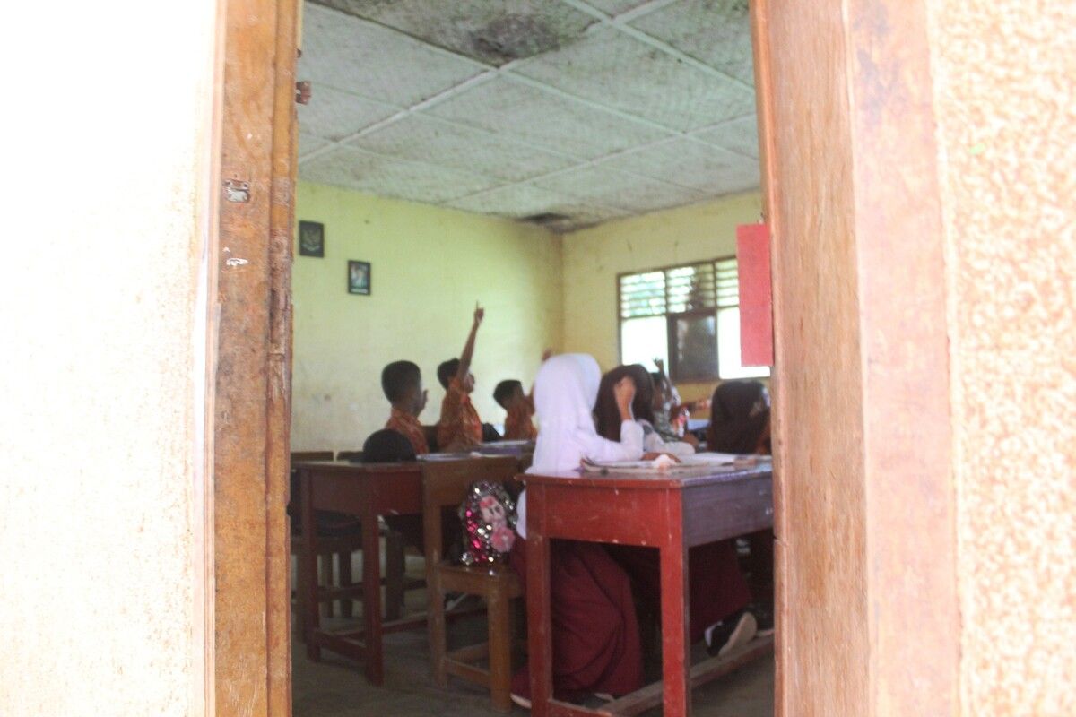 Kendati kelas yang mereka tempati kondisinya rusak berat, namun murid SDN Karya Sakti Cibeber, Kabupaten Cianjur, Jawa Barat, ini tetap semangat belajar.