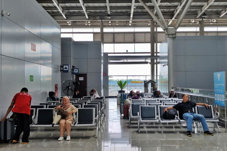 Potret ruang tunggu untuk calon penumpang Kereta Api Jarak Jauh di Stasiun Jatinegara, Kamis (18/12/2025). 