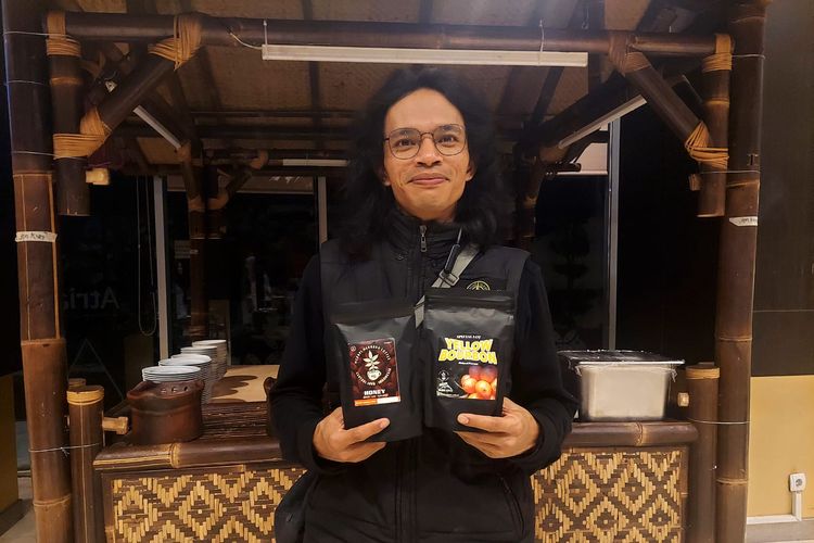 Paijo Madin, pemilik usaha Kopi Merapi Merbabu