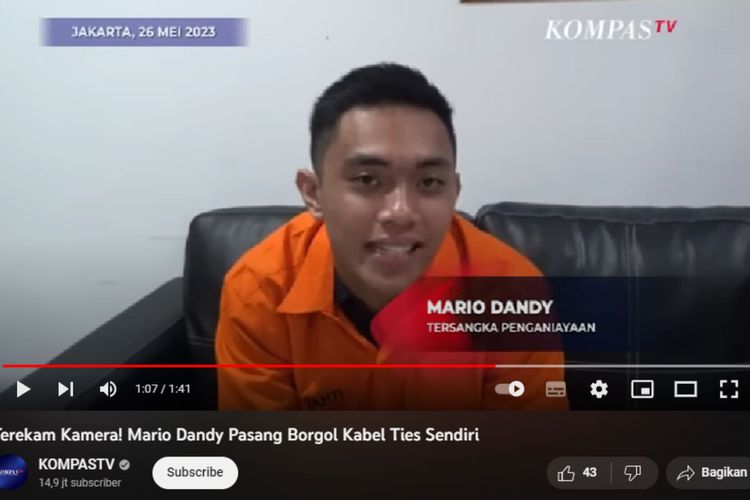 Sebuah video yang memperlihatkan tersangka penganiayaan D, Mario Dandy Satrio, mengenakan kanel ties sendiri di samping polisi, viral di media sosial sejak Jumat (26/5/2023).