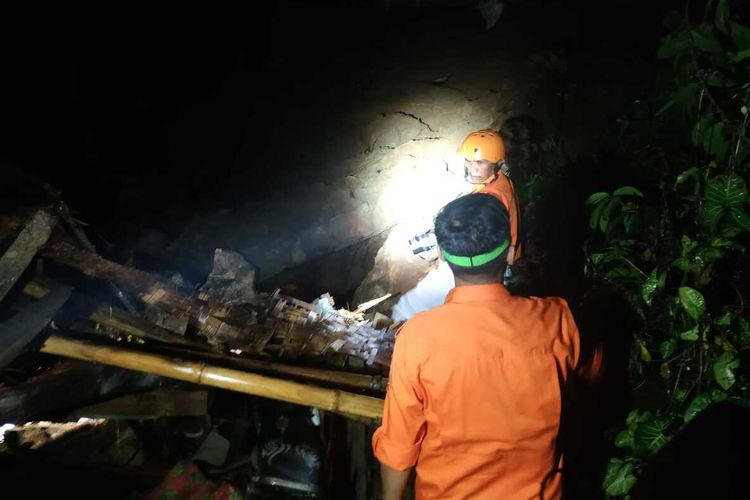 Seorang warga tewas tertimpa longsoran Tembok Penahan Tanah (TPT) di Kecamatan Pasirjambu, Senin (14/11/2022) longsor tersebut akibat hujan lebat yang melanda wilayah Kabupaten Bandung dan sekitarnya