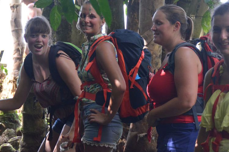 Turis sedang berjalan di bawah pohon bambu di kawasan hutan Mbeling. Turis Belgia sangat senang dengan suguhan alam di kawasan hutan Mbeling, Desa Gurung Liwut, Kecamatan Borong, Manggarai Timur, Flores, NTT, Senin (14/8/2017). 