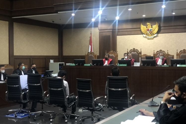 Tiga saksi staf pajak PT Bank Pan Indonesia (Bank Panin) dalam persidangan di Pengadilan Tindak Pidana Korupsi (Tipikor) Jakarta, Selasa (23/11/2021). Ketiganya hadir sebagai saksi untuk dua terdakwa dugaan perkara rekayasa suap di Direktorat Jenderal Pajak (DJP), Angin Prayitno dan Dadan Ramdani. 