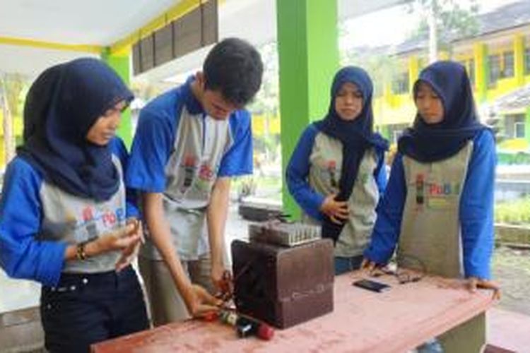 Mahasiswa Fakultas MIPA Universitas Jember, Jawa Timur, menunjukkan power bank tanpa aliran listrik. Power bank tersebut mengkonversikan energi gas sisa pembakaran menjadi energi listrik, Kamis (22/10/2015).