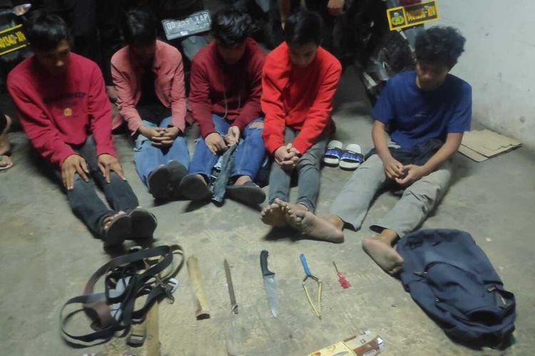 Lima remaja beserta berbagai barang bukti senjata tajam yang digunakan melakukan aksi penyerangan terhadap warga diamankan polisi di Jalan Toddopuli 10, Kecamatan Manggala, Makassar, Sulsel, pada Rabu (12/4/2023)