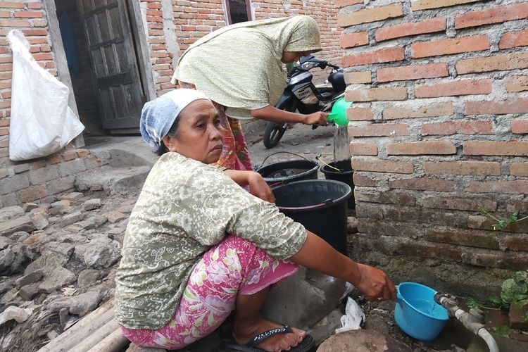 Kondisi warga yang terdampak kekeringan, berebutan alat timba dan buka meteran air