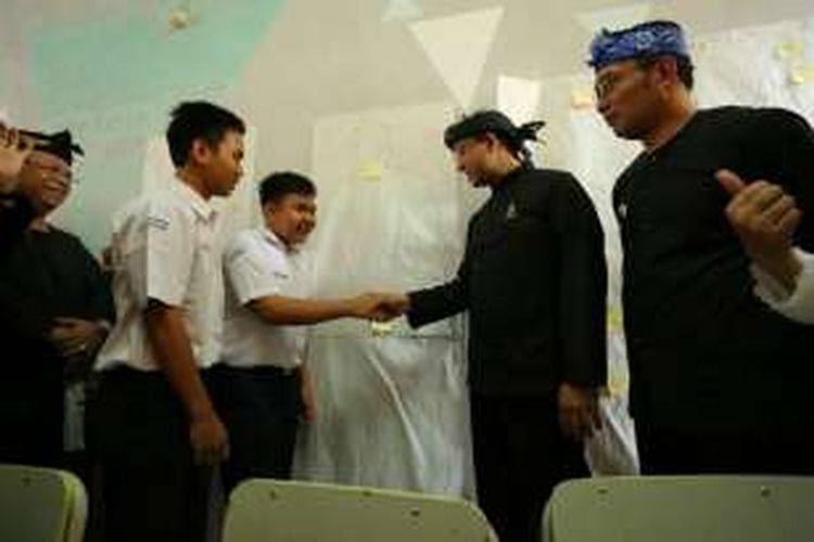 Menteri Pendidikan dan Kebudayaan Anies Baswedan didampingi Wali Kota Bandung Ridwan Kamil saat menyapa siswa SMA 8 Bandung usai melaunching program Bandung Masagi, di SMAN 8 Bandung, Jalan Selontongan, Selasa (19/7/2016)