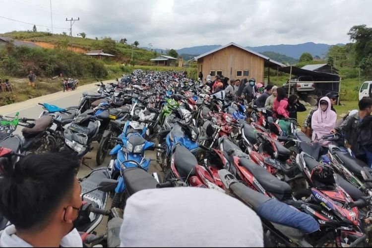 Antrean motor demi mendapat 3 liter BBM di dataran tinggi Krayan Nunukan Kaltara. BBM yang selama ini mudah diperoleh dari Malaysia belum bisa didapat sehingga hanya mengandalkan BBM Pertamina