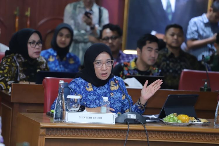 Menteri PANRB Rini Widyantini saat menghadiri Rakor Terbatas Transformasi Kelembagaan Bulog, di Jakarta, Jumat (29/11/2024). 