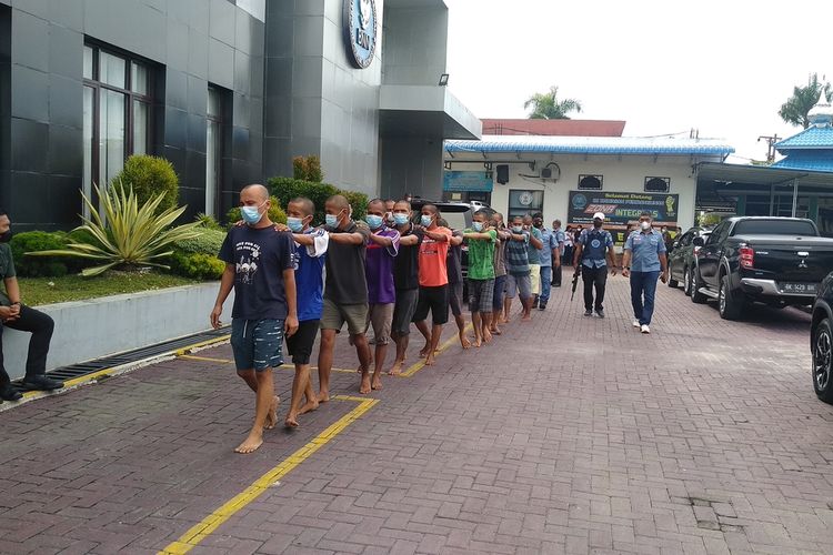 Puluhan orang diamankan BNNP Sumut karena positif mengkonsumsi narkoba usai ditangkap di warnet yang ada di Kota Medan dan gubuk kebun sawit di Binjai.