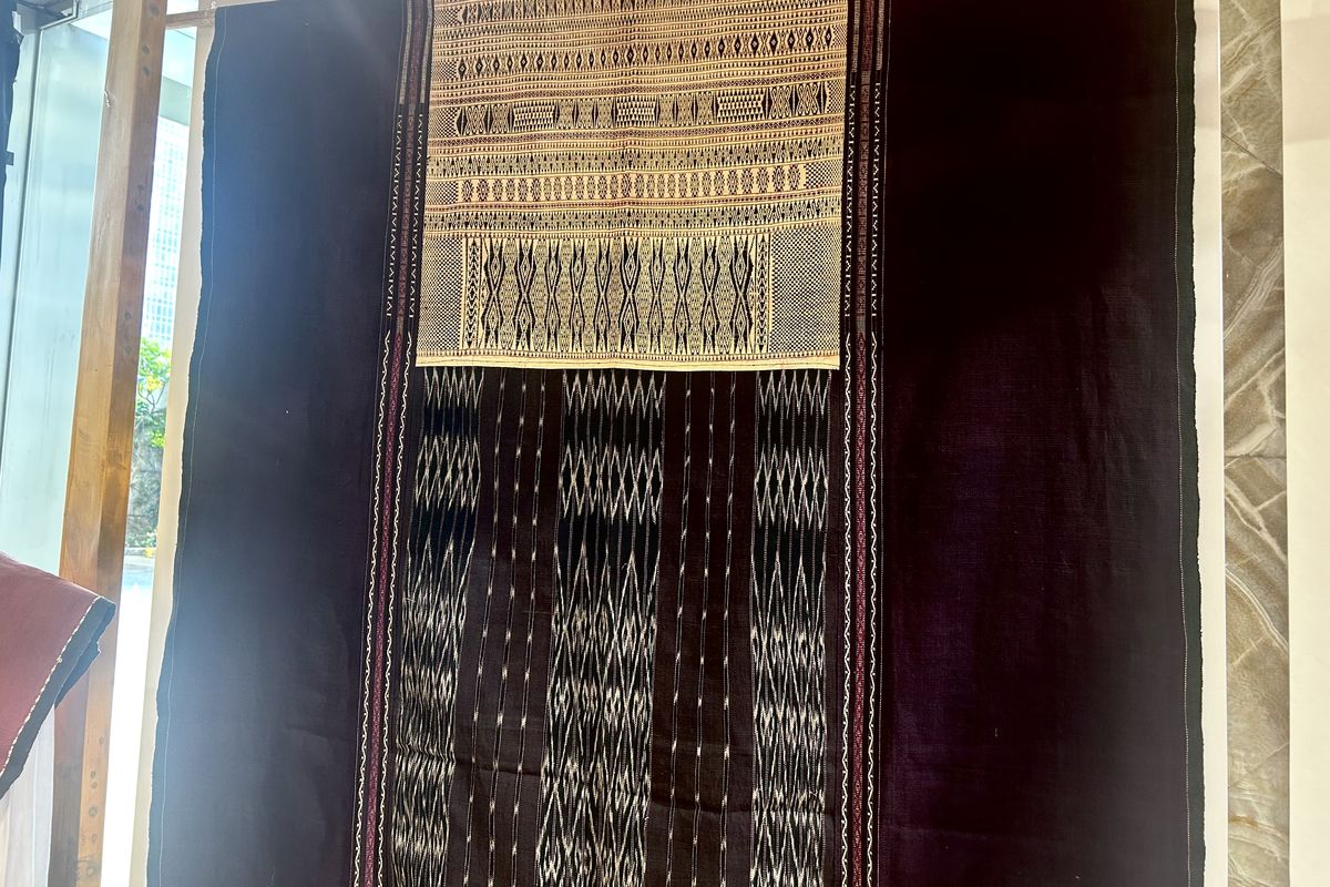 Kain tenun Batak Ragu Idup Toba dalam UGARI: LUHUR, Perayaan 7 Tahun TobaTenun di Kuningan, Jakarta Selatan Rabu (30/7/2025). 