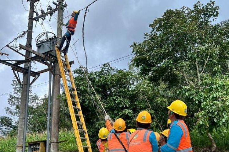Petugas PLN melakukan proses penarikan jaringan untuk pemulihan kelistrikan daerah terdampak bencana.