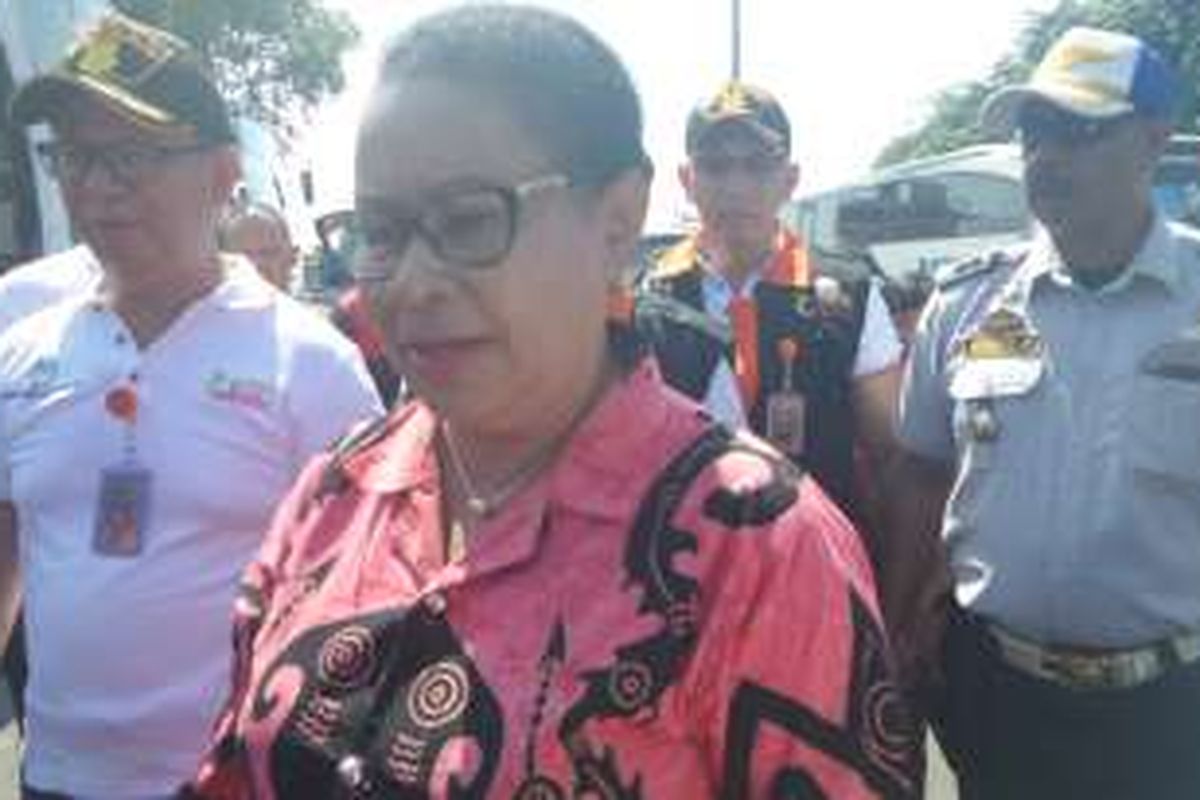 Menteri Pemberdayaan Perempuan dan Perlindungan Anak (PPPA) Yohana Yembise mengunjungi Terminal Pulogadung di Jakarta Selatan, Senin (4/7/2016) siang.