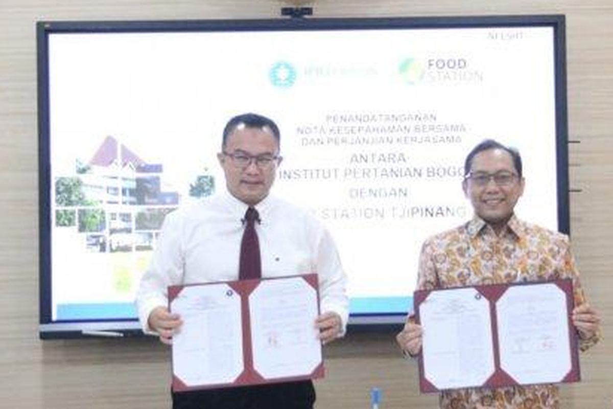 Rektor IPB Prof. Arif Satria (kiri) dan Direktur Utama PT Food Stiation Tjipinang Jaya Pamrihadi Wiraryo (kanan) usai meneken MoU untuk menyempurnakan program pangan murah di DKI Jakarta. Penandatanganan dilakukan di Ruang Sidang Sektor 1, Kampus IPB, Kota Bogor, Jawa Barat pada Sabtu (13/8/2022). 