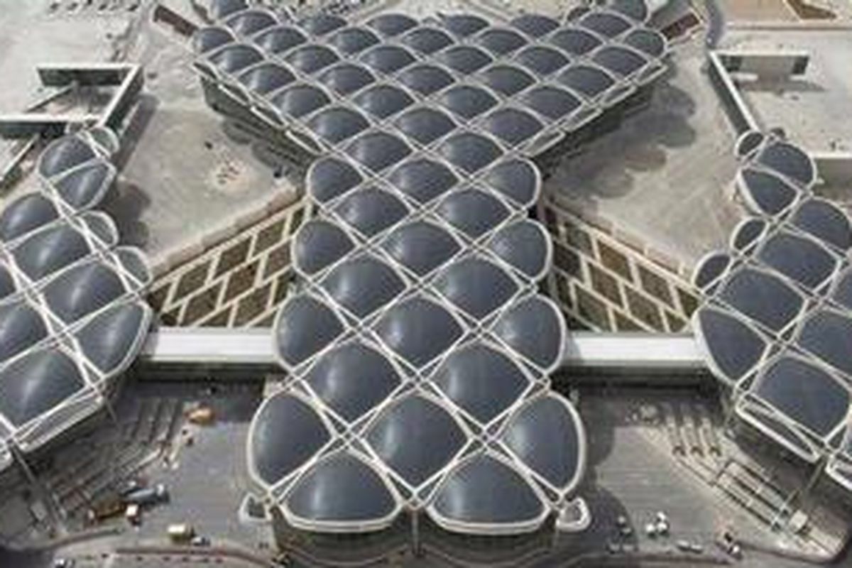 Kanopi atap bandara ini terdiri dari serangkaian kubah beton tipis yang memberikan naungan bagi fasad. Tiang-tiangnya menyebar dalam interior terminal baru bandara ini. Kubahnya seolah menyebar dari tiang-tiang yang menyangganya tersebut.