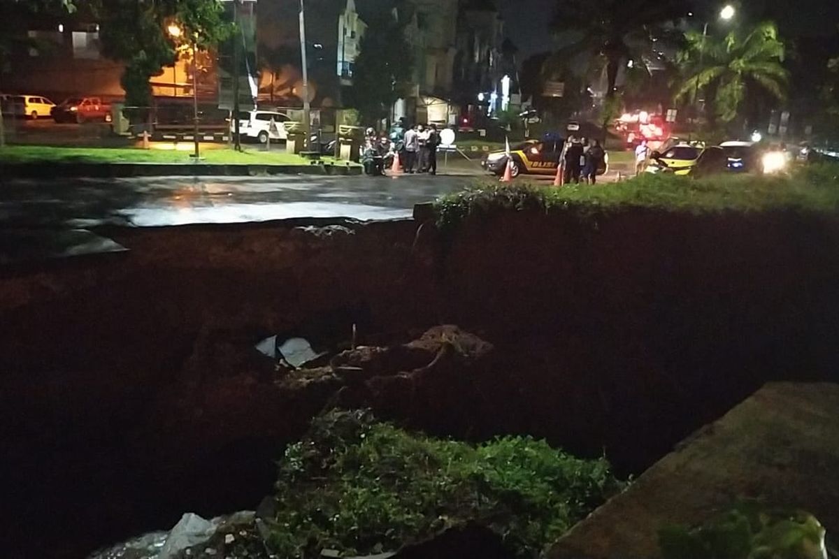 Jalan Boulevard di Grand Depok City, Jawa Barat, ambles dengan kedalaman diperkirakan mencapai sekitar 3 meter pada Senin (12/4/2021) malam. Titik ambles itu terletak di depan Ghawil Cafe dengan panjang diperkirakan hingga 15 meter.