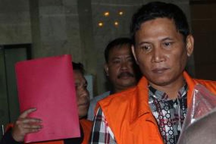 Anggota DPRD Musi Banyuasin Fraksi PDIP Bambang Karyanto (kanan) dan anggota DPRD Fraksi Gerindra Adam Munandar (kiri) ditahan Komisi Pemberantasan Korupsi hasil Operasi Tangkap Tangan (OTT) Palembang, dibawa ke dalam Gedung KPK, Jakarta, Sabtu (20/6/2015). Operasi yang mengamankan dan menetapkan anggota DPRD Kabupaten Musi Banyuasin dan pejabat Kabupaten Banyuasin sebagai tersangka tersebut berhasil menyita uang sebanyak Rp 2 miliar lebih.