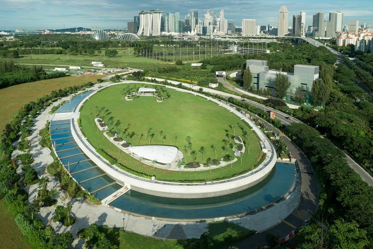 Green Roof di kilang desalinasi air Keppel Marina East Desalination Plant Singapura dibuka untuk publik. Area ini bisa digunakan untuk rekreasi, berjalan kaki, jogging atau bersepeda.