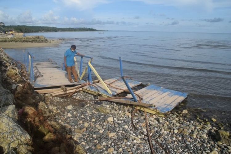 Jembatan ruang terbuka hijau (RTH) yang dibangun dari anggaran Kementrian Lingkungan Hidup di pantai desa Kancinaa, Kabupaten Buton, Sulawesi Tenggara, ambruk.